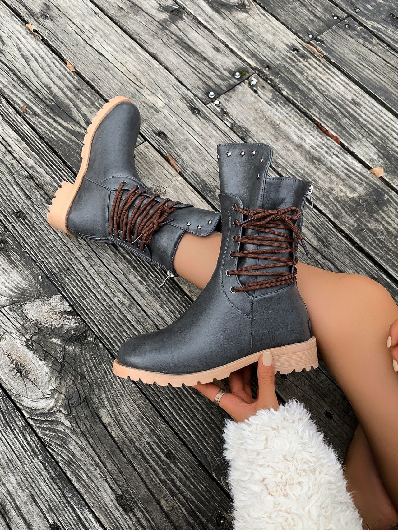 Sienna - Veterlaars met stevige profielzool en verfijnd design