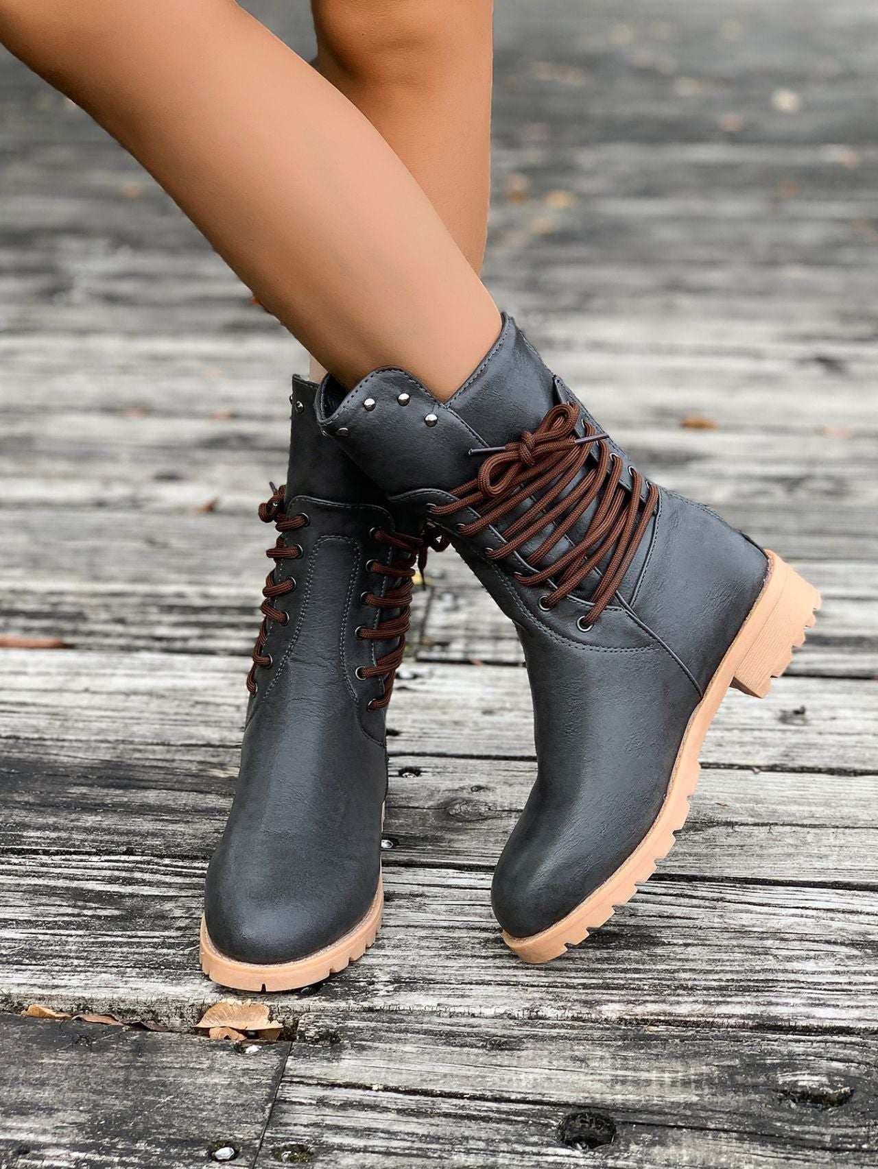 Sienna - Veterlaars met stevige profielzool en verfijnd design